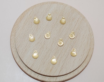 Set of mini gold shell charms in stainless steel for jewelry creation