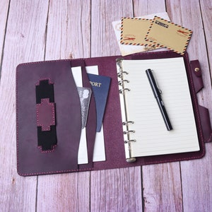 Étui pour ordinateur portable 6 anneaux en cuir violet de qualité supérieure, taille A5/A6/A7, rangement spacieux, poche sécurisée à fermeture éclair et poignée élastique 10PAW6R