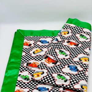 Kocyk flanelowy z nadrukiem samochodu wyścigowego i geometrycznym z satynową lamówką 40x40 dla niemowląt/małych dzieci/niemowląt, wystrój pokoju dziecięcego dla miłośników samochodów, wystrój wyścigów samochodowych