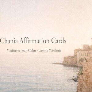 Könnte beinhalten: Ein ruhiges Küstenbild mit dem Text "Chania Affirmation Cards". Das Bild zeigt ein Steingebäude auf der rechten Seite, das Meer in der Mitte und eine weiche, neutrale Farbpalette. Der Text darunter lautet "Mediterranean Calm • Gentle Wisdom".