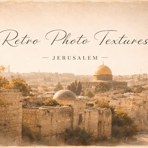 Könnte beinhalten: Ein Bild im Vintage-Stil mit dem Text "Retro Photo Textures" und "Jerusalem". Das Bild zeigt eine Stadtlandschaft mit Steingebäuden, Bäumen und einer goldenen Kuppelstruktur, alles in warmen Sepiatönen.