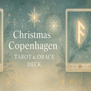 Könnte beinhalten: Ein teal-farbenes Bild mit einem Tarotkartenspiel mit dem Text "Christmas Copenhagen Tarot & Orace Deck". Die Karten haben ein Winterthema mit einer brennenden Kerze in einer Laterne und einem Runensymbol. Schneeflocken und ein Hirsch sind ebenfalls zu sehen.