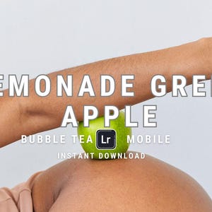 Könnte beinhalten: Ein Arm ist gebeugt, mit einem grünen Apfel, der auf dem Oberschenkel ruht. Der Text "LEMONADE GREEN APPLE" befindet sich über dem Apfel, und der Text "BUBBLE TEA LR MOBILE INSTANT DOWNLOAD" befindet sich unter dem Apfel.