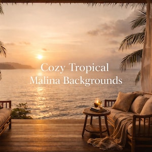 Könnte beinhalten: Tropische Szene mit Sonnenuntergang über dem Meer. Zwei Holzsofas mit Kissen und Decken stehen auf einer Holzterrasse. Ein kleiner Tisch mit Kerze und Büchern steht zwischen den Sofas. Der Text "Cozy Tropical Malina Backgrounds" ist im Bild.