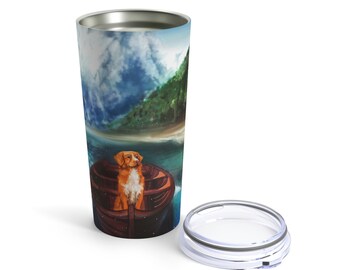Puede incluir: Un vaso de acero inoxidable con una ilustración colorida de un perro sentado en un bote en un cuerpo de agua. El fondo presenta una isla verde y un cielo azul con nubes blancas.