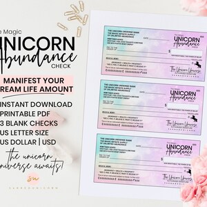 Puede incluir: Tres cheques imprimibles con un fondo de acuarela pastel rosa, azul y morado. Los cheques se titulan "Cheque de Abundancia de Unicornio" y presentan una ilustración de unicornio. El texto "The Unicorn Universe Bank" está impreso en los cheques. Los cheques están diseñados para ayudar a manifestar la abundancia.
