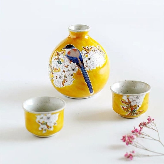 Vajilla japonesa tradicional con flores amarillas