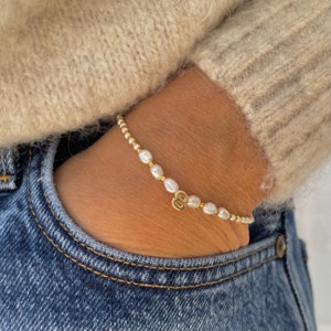 Letras de amor de Sienna Pearl • Pulseras de cuentas con letras bañadas en oro de alta calidad hechas a mano