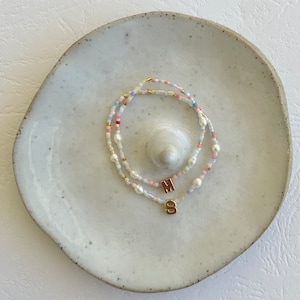 Cartas de amor • Perla rosa • Pulseras hechas a mano con cuentas y letras chapadas en oro de alta calidad