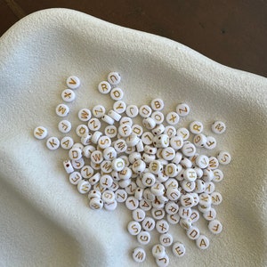 Cuentas de letras del alfabeto en oro • 20 g • 150 letras