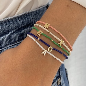 Cartas de amor • Pulseras de cuentas con letras bañadas en oro de alta calidad hechas a mano