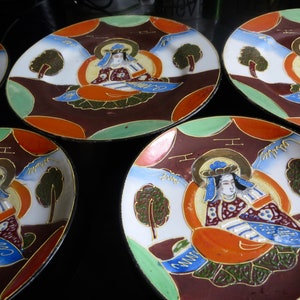 Satsuma Japanischer Vintage 1940er Jahre SATSUMA Moriage Gold Vergoldetes Handgemaltes Set mit 5 Tellern - Japanische Kaiserin? Wunderschöne Vergoldung