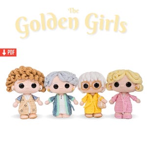 以下が含まれることがあります： テレビ番組「ゴールデン・ガールズ」のキャラクターを表現した、4体の編みぐるみ人形。それぞれの人形は、黄色、ピンク、青、ベージュのローブなど、ユニークな髪型と衣装をしています。人形は黒いボタンの目と小さなイヤリングをしています。