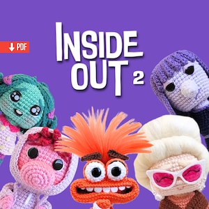 Może przedstawiać: Lalki amigurumi szydełkowe postaci z filmu W głowie się nie mieści 2. Lalki są wykonane w różnych kolorach, w tym zielonym, różowym, pomarańczowym, fioletowym i białym. Lalki mają różne wyrazy twarzy i cechy, w tym duże oczy, uśmiechy i zmarszczki.