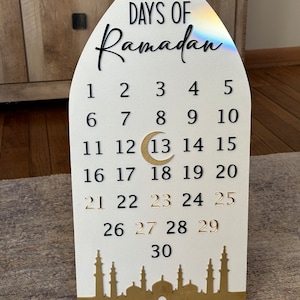 Bijgewerkte ramadan-aftelkalender van hout en acryl: aftellen voor ramadan