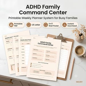 Puede incluir: Un sistema de planificador semanal imprimible ADHD Family Command Center que incluye varias páginas, como un planificador de comidas, una tabla de tareas y una lista de compras. Los documentos se muestran en un portapapeles.