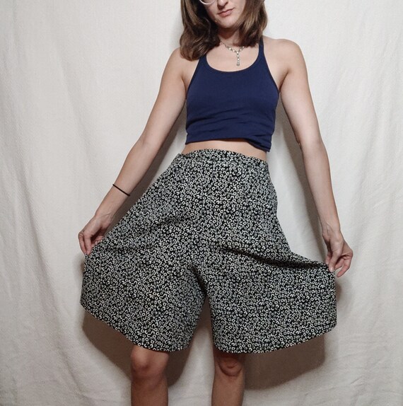 Awesome Vintage 90s Shorts That Look Like a Skirt 