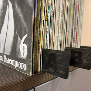 Puede incluir: Divisores de madera negra con las letras A, B y C para organizar discos de vinilo en un estante.