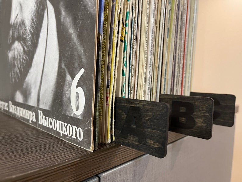 Puede incluir: Divisores de madera negra con las letras A, B y C para organizar discos de vinilo en un estante.