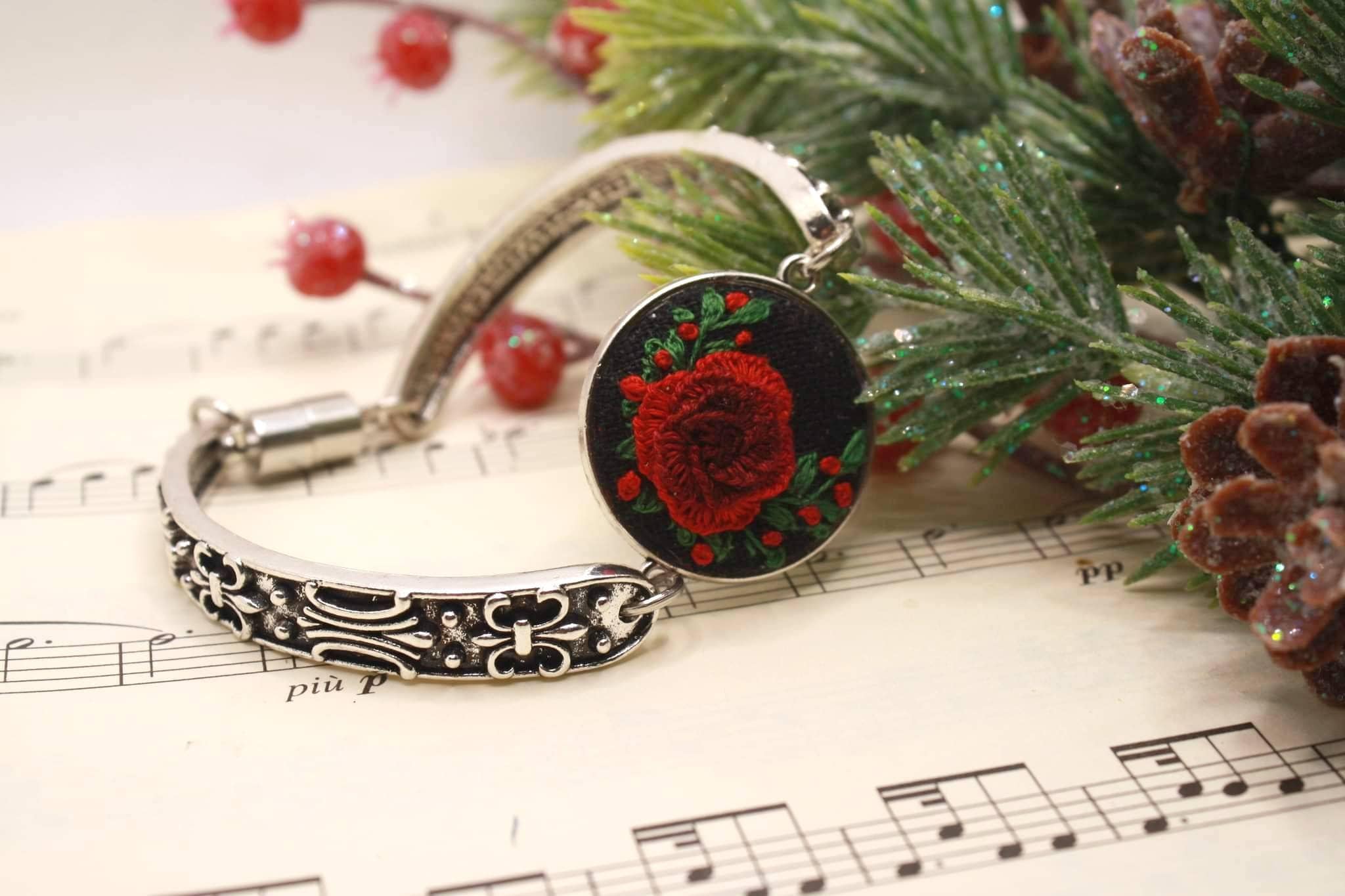 Handgemachtes besticktes Armband mit roter Rose - Geschenk für Sie. Vintage-Stil