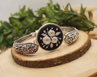 Pulsera bordada a mano con rosa blanca - Regalo para ella. Estilo vintage