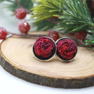 Handgemachte kleine bestickte Ohrstecker mit Rosen - Minimalistisches Design - Geschenk für Frauen