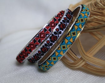 Brazalete con adorno folklórico bordado a mano. Brazalete ajustable con punto de cruz. Estilo ucraniano. Negro y rojo. Regalo para ella