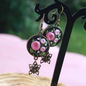 Rosa Rosen Ohrringe mit Schmetterling gestickt. Bronze. Rosa Rosen. St. Valentinstag Geschenk für Sie