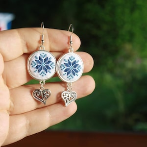 Ukrainische geometrische Ornamente gestickte Micto Kreuzstich Ohrringe.  Ukraine-Volk.  Geschenk für sie