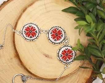 Pulsera ucraniana bordada con flores geométricas. Adorno ucraniano. Motivos populares. Regalo para mujer y niña. Tamaño pequeño.
