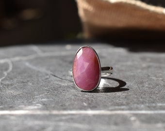 Anello regolabile con rubino: realizzato a mano in argento 925, pietra portafortuna di luglio.