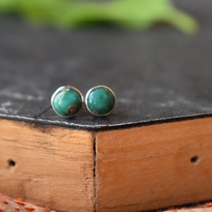 Minimalistische natuurlijke turquoise 925 zilveren studs alledaagse studs, solitaire, geboortesteen, bruidsmeisje cadeau, verjaardagscadeau, cadeau voor haar afbeelding 2