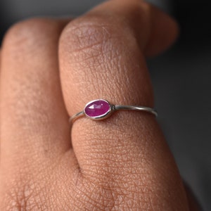 Minimalistische robijn sterlingzilveren ring - handgemaakte sierlijke band, Amerikaanse maat 7,75"