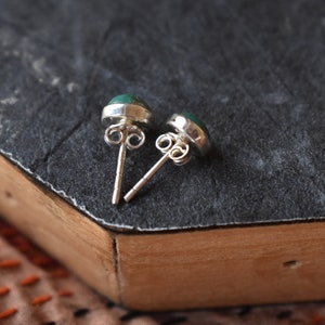 Minimalistische natuurlijke turquoise 925 zilveren studs alledaagse studs, solitaire, geboortesteen, bruidsmeisje cadeau, verjaardagscadeau, cadeau voor haar afbeelding 6