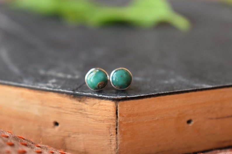 Minimalistische natuurlijke turquoise 925 zilveren studs alledaagse studs, solitaire, geboortesteen, bruidsmeisje cadeau, verjaardagscadeau, cadeau voor haar afbeelding 5