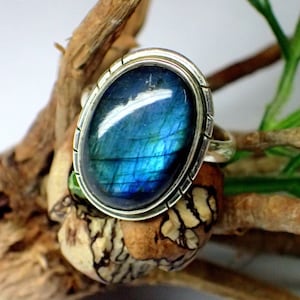 Anillo de labradorita hecho a mano en plata 925: un anillo bohemio unisex con un toque llamativo.