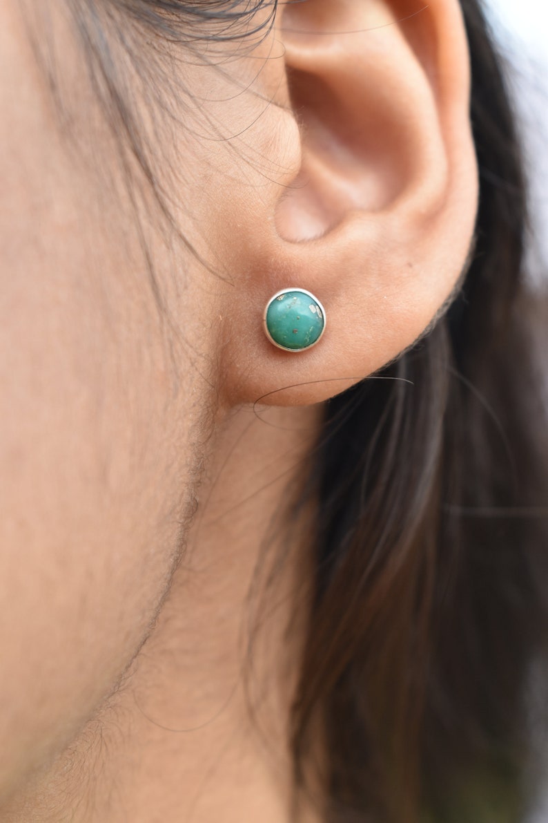 Minimalistische natuurlijke turquoise 925 zilveren studs alledaagse studs, solitaire, geboortesteen, bruidsmeisje cadeau, verjaardagscadeau, cadeau voor haar afbeelding 1