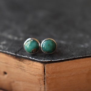 Minimalistische natuurlijke turquoise 925 zilveren studs alledaagse studs, solitaire, geboortesteen, bruidsmeisje cadeau, verjaardagscadeau, cadeau voor haar afbeelding 4