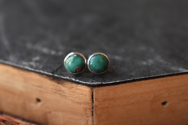 Minimalistische natuurlijke turquoise 925 zilveren studs alledaagse studs, solitaire, geboortesteen, bruidsmeisje cadeau, verjaardagscadeau, cadeau voor haar afbeelding 4