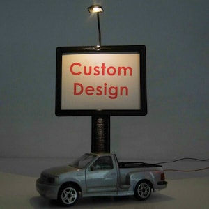 Diseño de cartel publicitario personalizado de diorama a escala 1:43. Carteles publicitarios comerciales a escala con luz LED. Letrero en miniatura. Exhibición de modelos de automóviles.