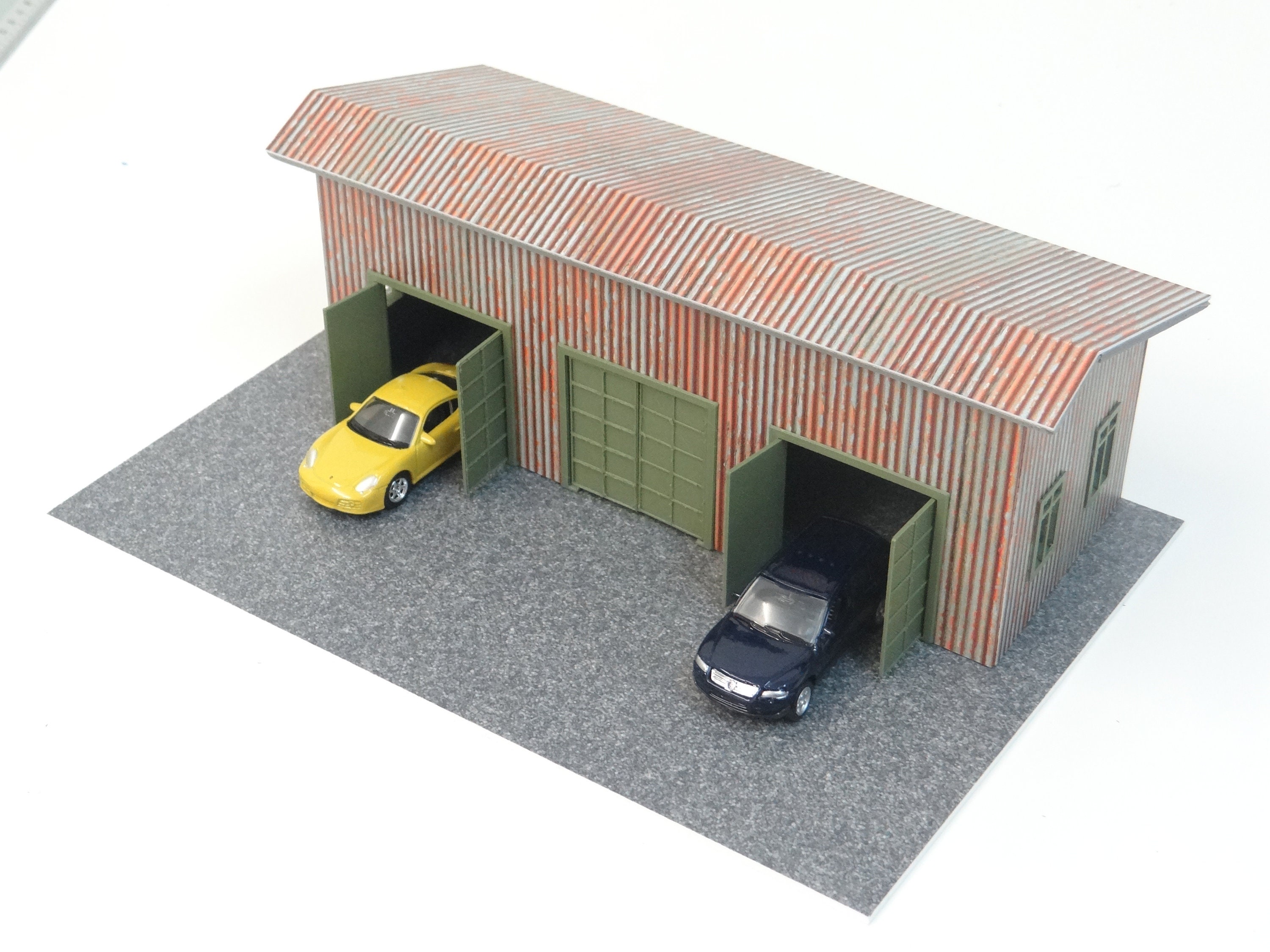 Three Doors Rusty Garage Diorama Model Kit Scale 1:60 Size 1/64