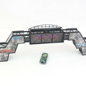 Escala 1:43 Diorama inicio - acabado arco de carreras Arte callejero sobre camino pasarela puente modelo a escala Piezas de Diorama Decoración en miniatura de hipódromo