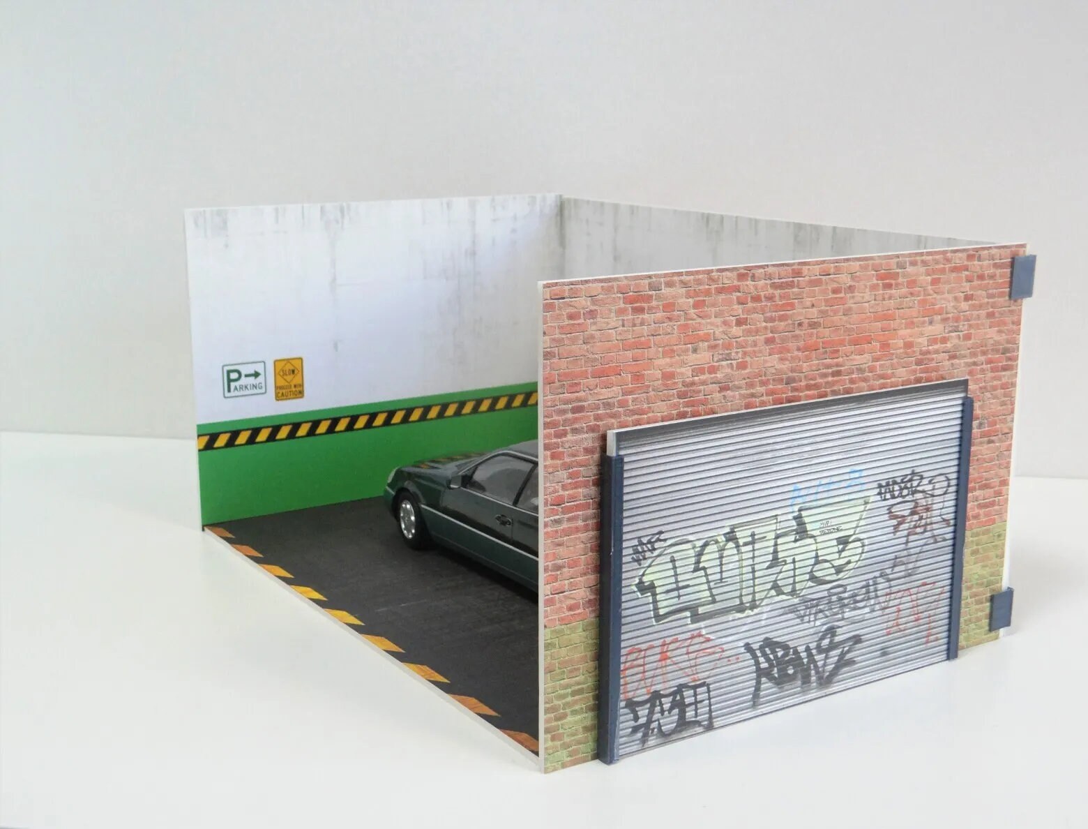 Decalcomania Modellini Auto 1:18 Scala (3xA4) Garage Muro - Stacca E Applicare Adesivo / 88 Scenografia In Scala