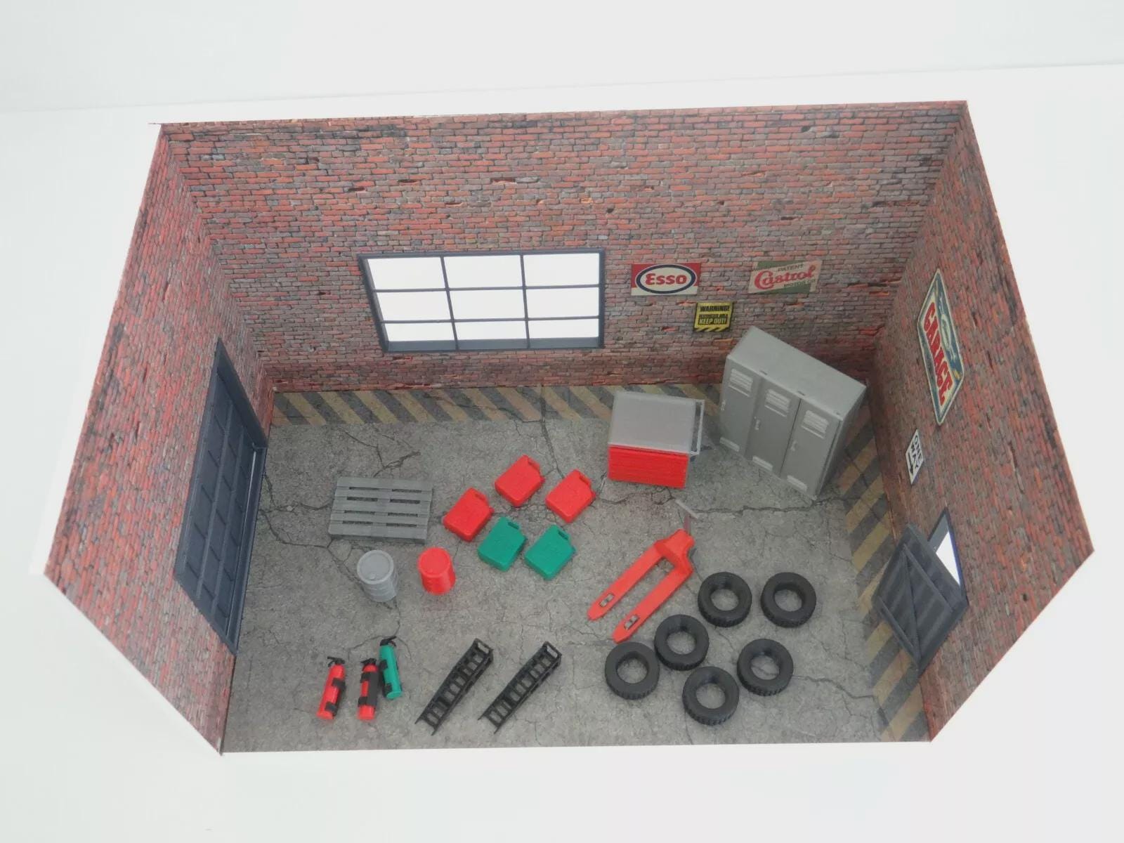 スケールガレージ　ミニチュア レンガ造りガレージジオラマキット 1:24スケール - 模型車展示用