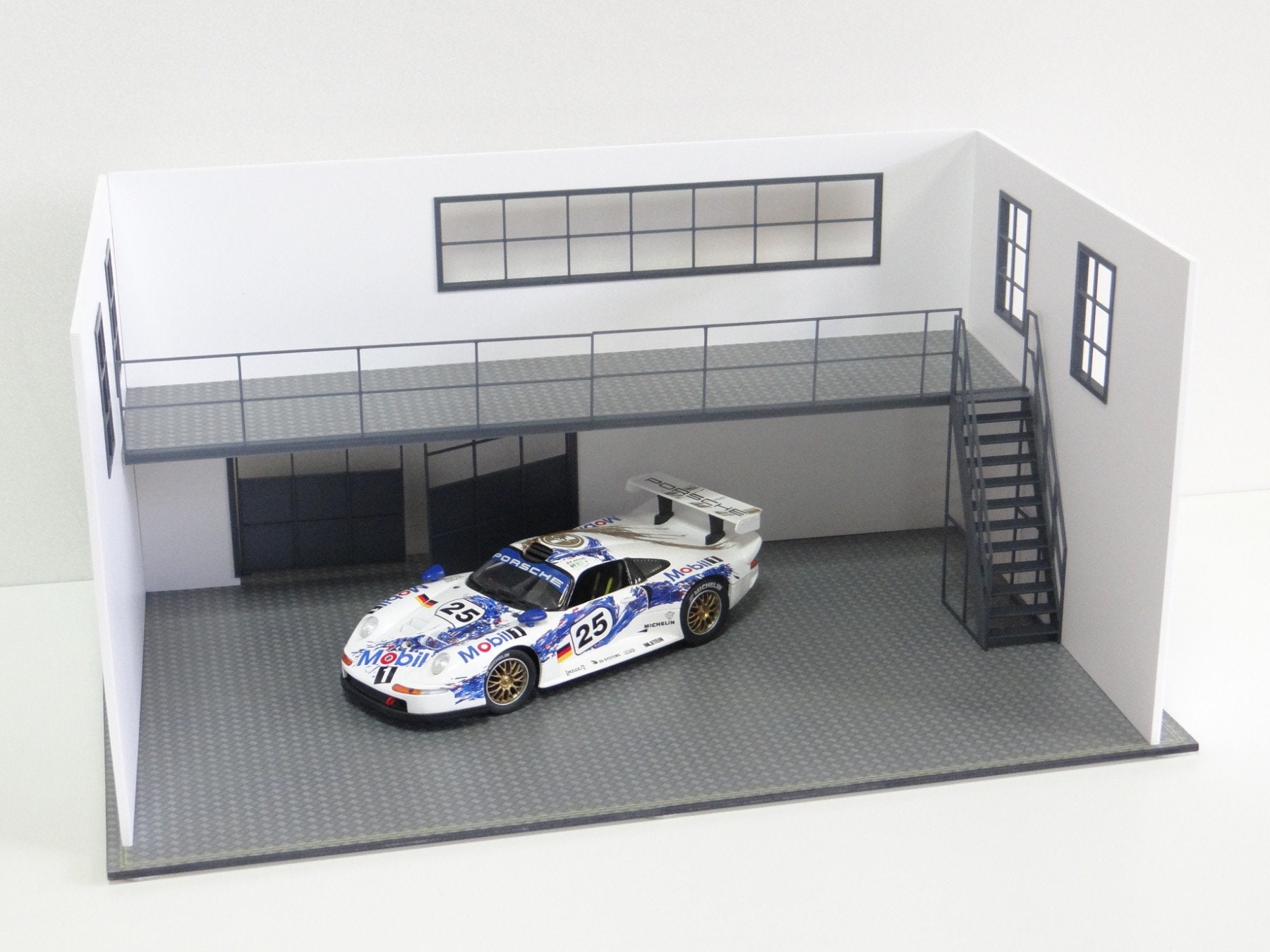 1:18スケールのカーガレージジオラマキット - 2階建て模型展示用建物
