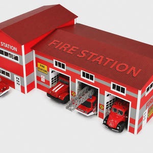 Könnte beinhalten: Eine rot-graue Spielzeug-Feuerwache mit dem Schriftzug FIRE STATION auf dem Dach und den Vorderwänden. Das Gebäude verfügt über drei Garagentore mit kleinen roten Feuerwehrautos und einem zusätzlichen Einsatzfahrzeug davor.