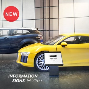 Pode incluir: Um carro desportivo amarelo e um SUV azul são exibidos numa sala de exposição. Um sinal com o texto "LOGO LOREM IPSUM" está em frente ao carro amarelo. O sinal está num suporte preto. Um círculo vermelho com a palavra "NEW" está na parede atrás dos carros.