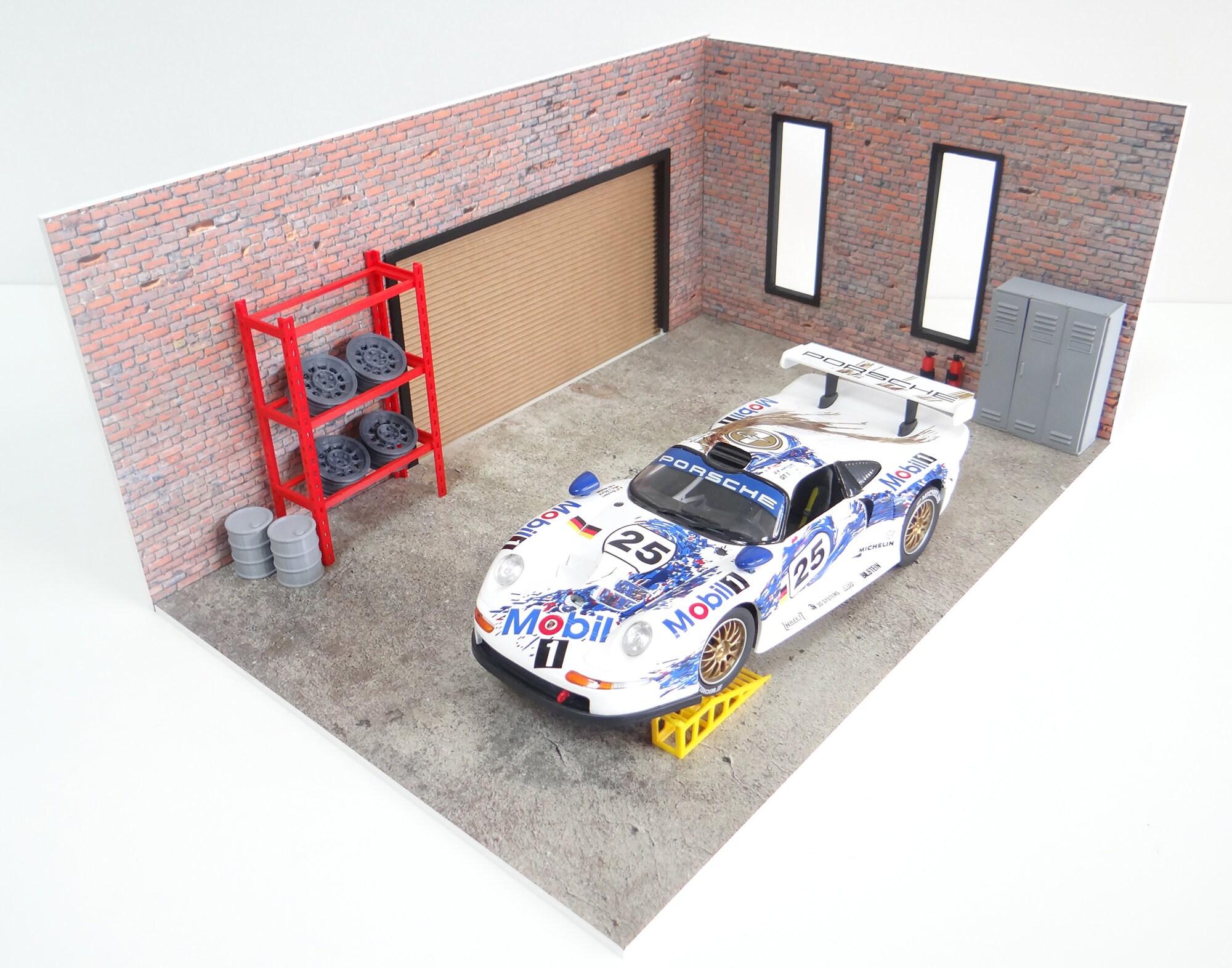 Brick Service Garage With Equipment / Scale 1:18 / Car Service Garage ...