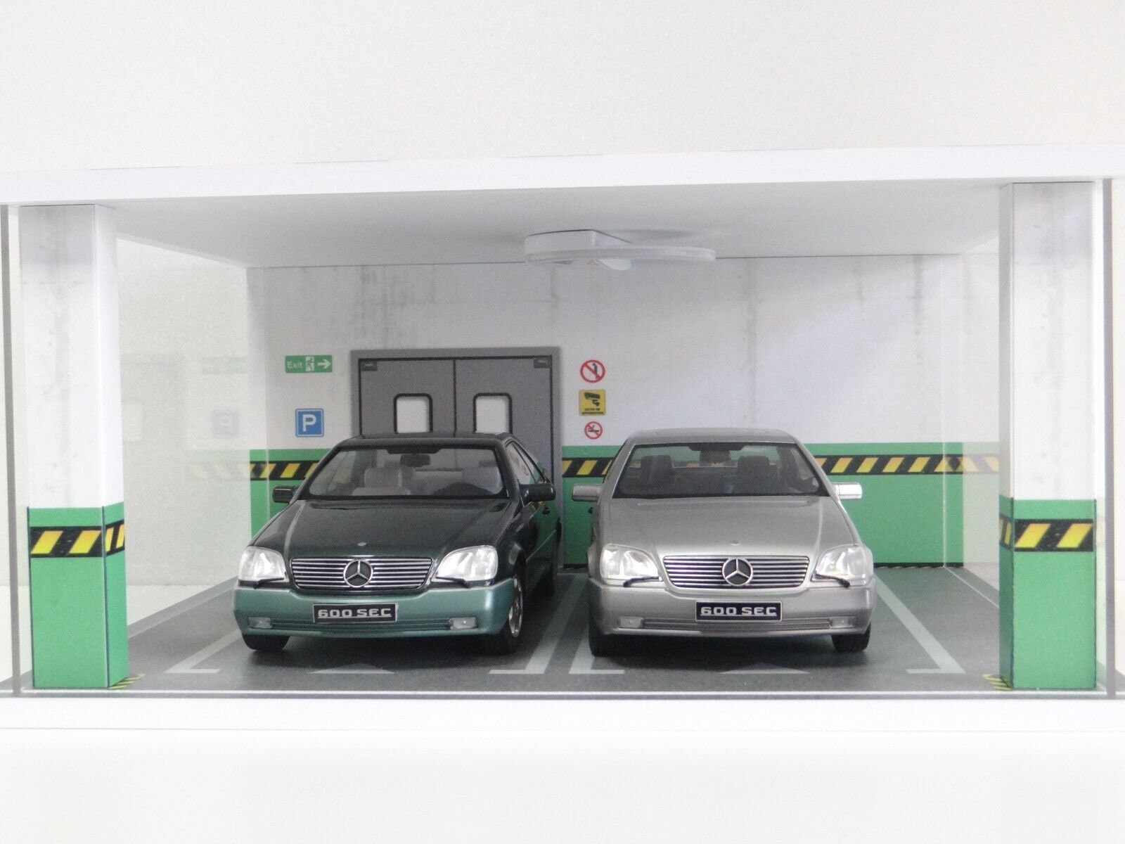Vitrine de voiture modèle à l'échelle 1/18 – Vitrine de garage de voiture  1:18 avec couvercle en acrylique transparent et éclairage LED pour voitures  moulées sous pression, 2 parkings vert : 