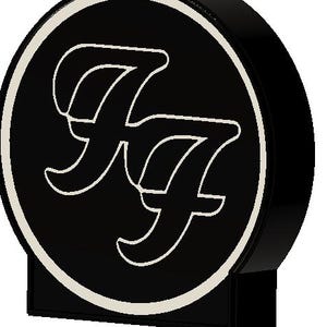 Puede incluir: Un juego de tres tazas de cerámica con un acabado mate moteado. Las tazas son de color crema, gris claro y gris oscuro. Cada taza tiene un diseño simple y minimalista.